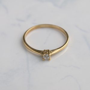 ANILLO SOLITARIO CON 4 GRIFAS BAJAS